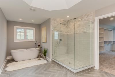 Modern Bathtub with Glass Enclosure